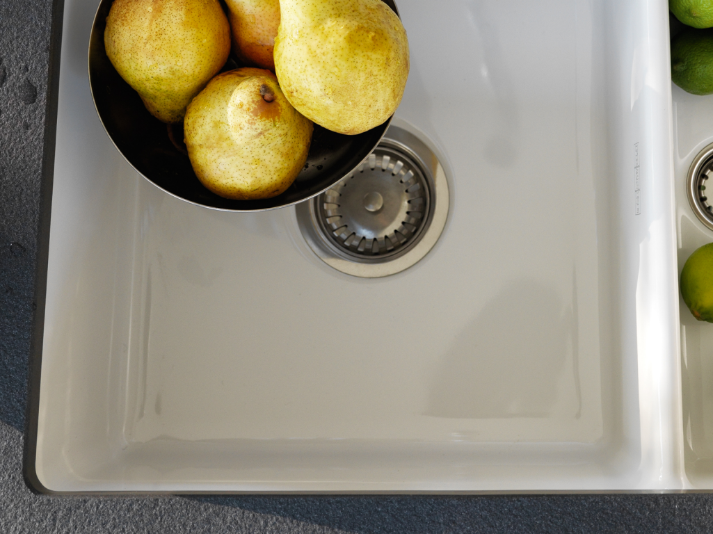 Spüle, Nahaufnahme des Ablaufs aus Keramik