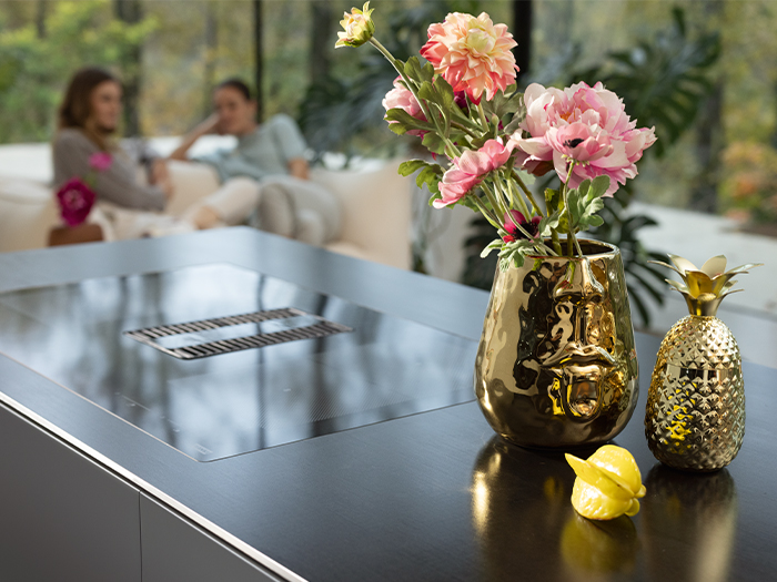 Pour nos partenaires Stainless Steel Worktops Blackpearl Finish with flower vase 