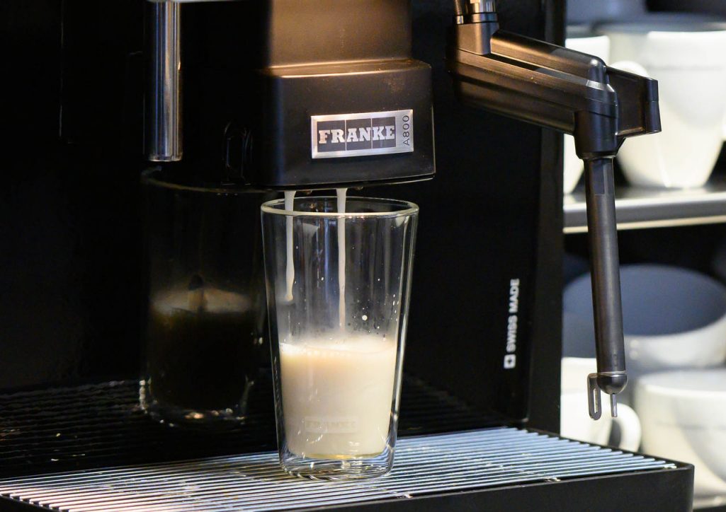 Franke Coffee Systems, fully automatic coffee machine Franke S700, glass of milk, milk powder