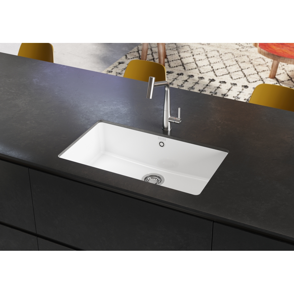 ●NewYorker様● Mała torebka z lakierowanej skóry w kształcie półksiężyca IVONY